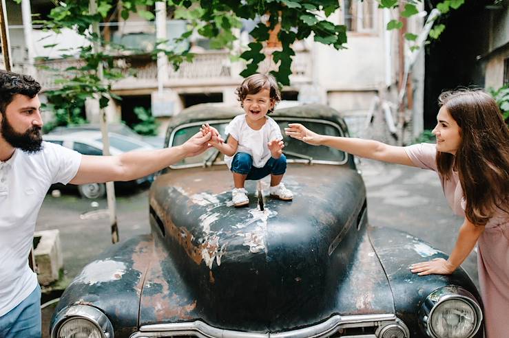 Kid playing on a car - Argentina © Sobolevskyi.com/Getty Images/iStockphoto