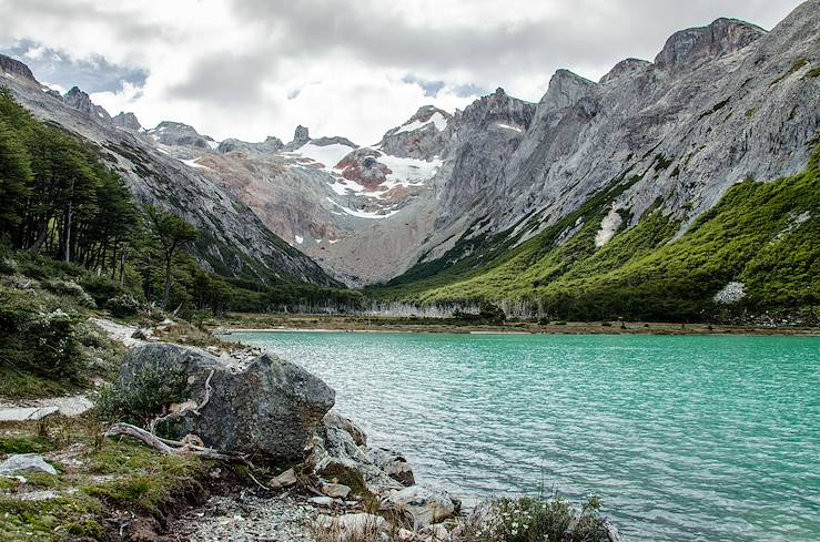 River and mountains - Antigua © knik / Fotolia