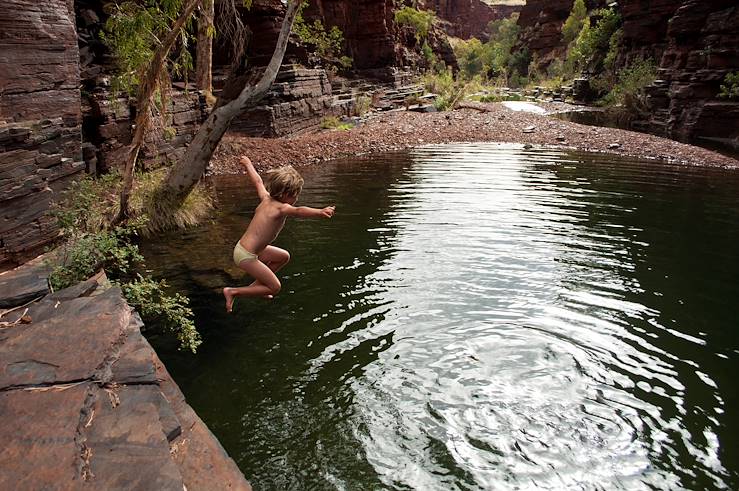 Kid jumping in water - Australia © Droits reservés