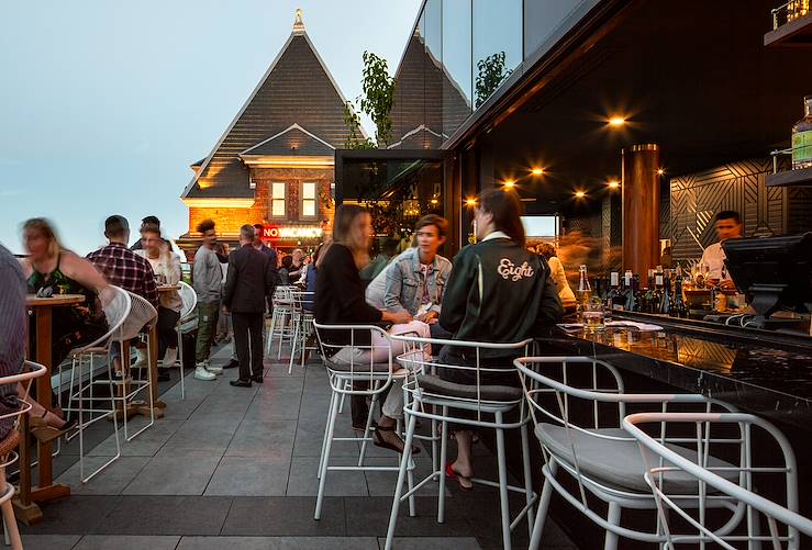 People at a bar - Canada © Droits reservés