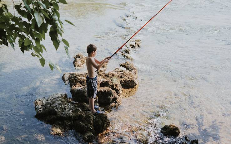 Fishing kid in a river - Canada © Viktor Pravdica - stock.adobe.com