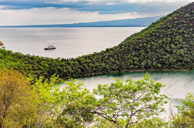 Darwin Lake - Ecuador © Bobbushphoto/Getty Images/iStockphoto