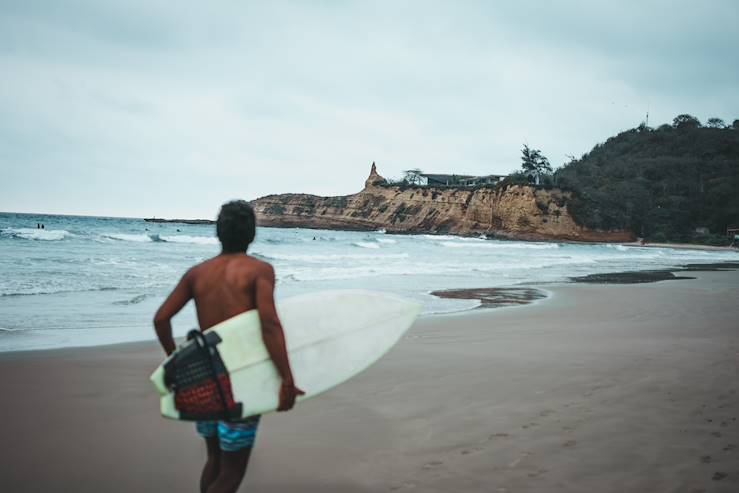 Surfing in Ecuador © Manuxmundo/stock.adobe.com