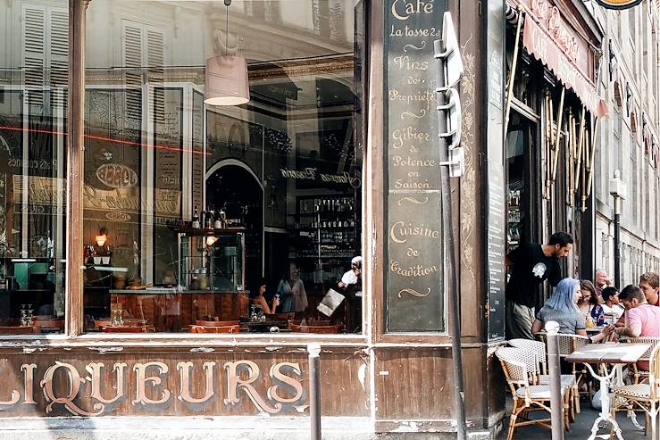 Parisian cafe - Paris - France © Faustine Poidevin