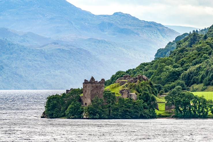 Natural landscape and ancient ruin - Scotland - United Kingdom © Ralf Kaiser/stock.adobe.com