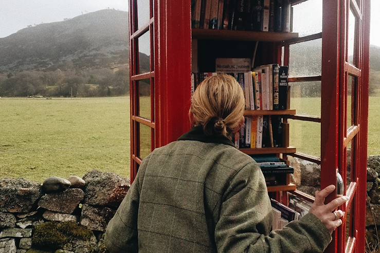 British phone box library - Scotland © Faustine Poidevin