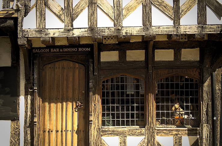 Exterior of an English Pub - England © Droits reservés