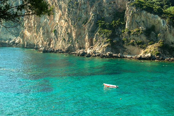 Sea and small boat - Greece © Droits reservés