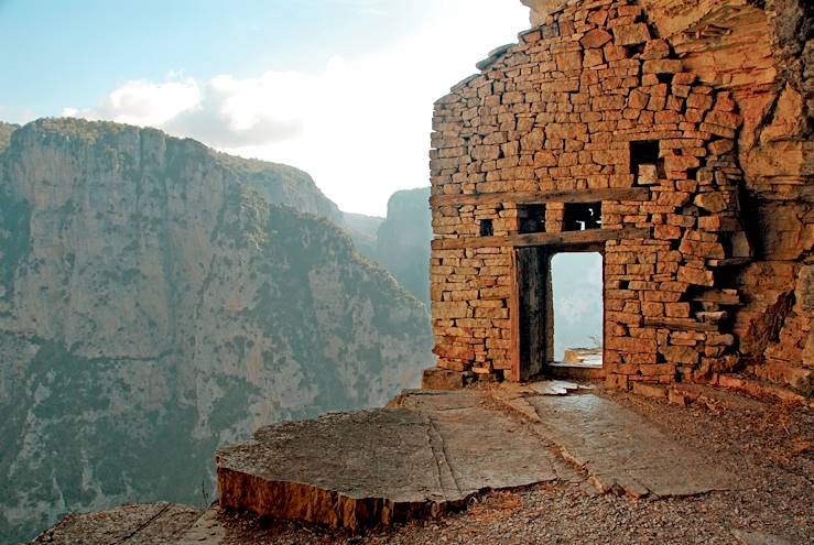 Ancient Meteora ruins - Greece © Aristi Mountain Resort