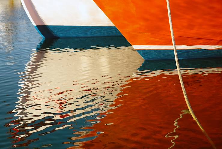 Boat and water - Greece © Y. Papadimitriou/stock.adobe.com