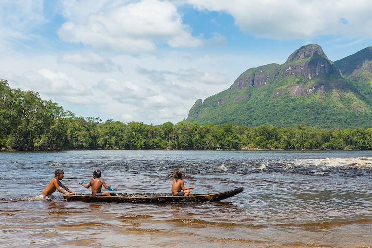 Kids on a pirogue - Guyana © Paolo Costa/stock.adobe.com