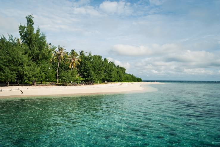 Beach - Pulau Cendekian - Archipel des Karimunjawa - Indonesia © Anamaria Chioveanu/Fotolia