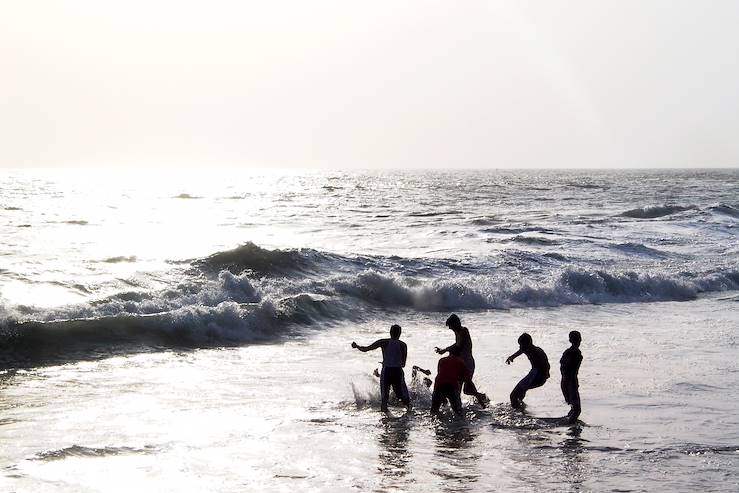 Kids playing on the beach - Kerala - India © jerome vanpoperinghe / Fotolia