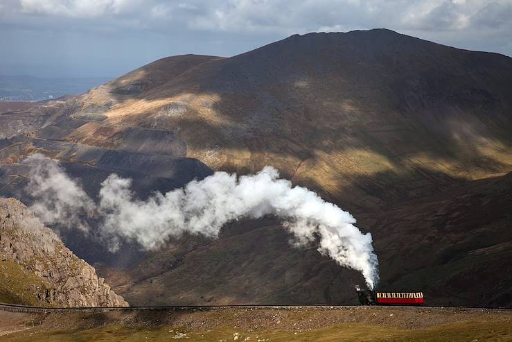 Train and mountains - Ireland © Gail Johnson/stock.adobe.com