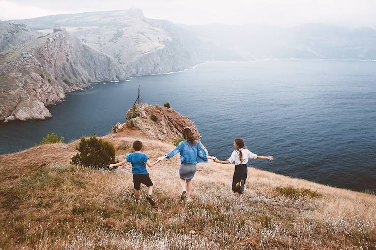 Kids running near the sea - Ireland © Alena Ozerova/stock.adobe.com