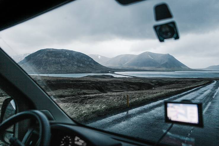 Driving in Iceland © Zoé Fidji