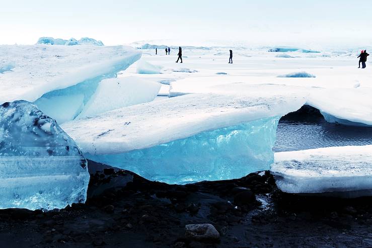 Walking on glacier - Iceland © Veronica Bogaerts/Getty Images