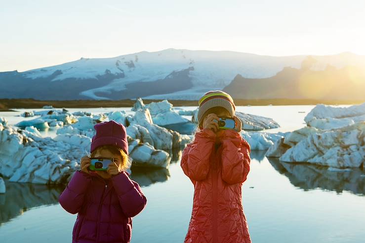 kids in the snow © Getty Images/iStockphoto