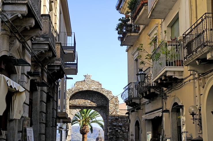 Street with ancient arch - Italy © Droits reservés