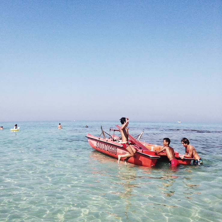 Kids playing on a small boat - Italy © Droits reservés