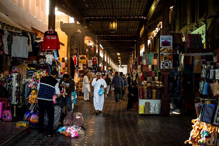 Scène de vie dans une rue commercante - Dubaï - Emirats Arabes Unis © Romain Gaillard/REA/Comptoir des Voyages