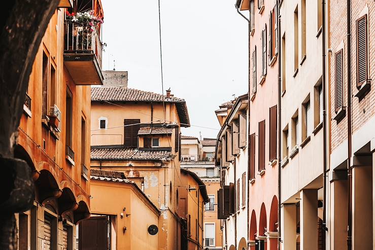 Street view of buildings around Bologna - Italy © ilolab/stock.adobe.com