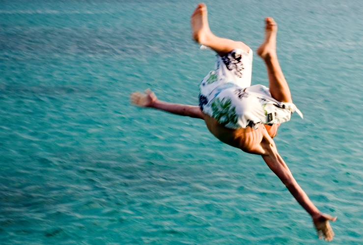 Man jumping in water - Jamaica © Droits reservés