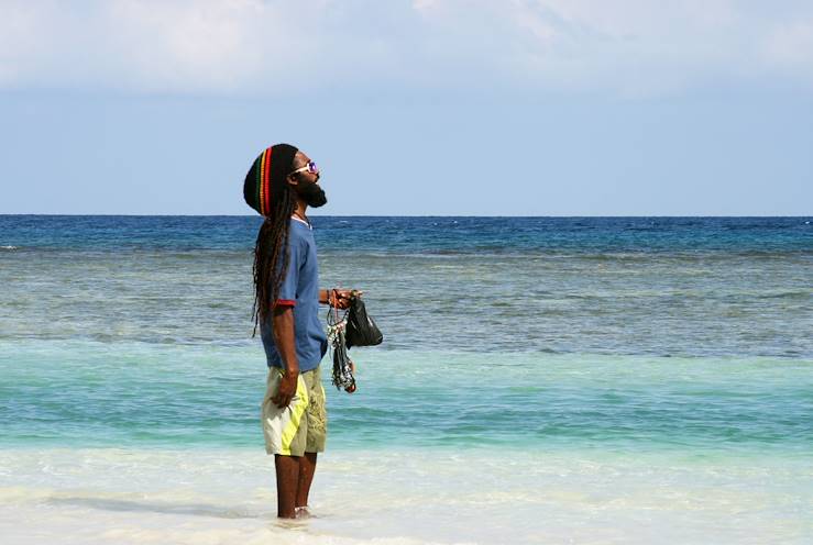 Man on the beach - Jamaica © Droits reservés