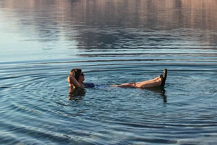 Bathing in the Dead Sea, Jordan © Stéphanie Battet