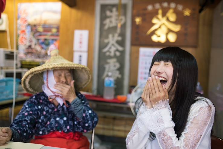 Old lady and young woman laughing - Japan © Satoshi-K/Getty Images/ iStockphoto 