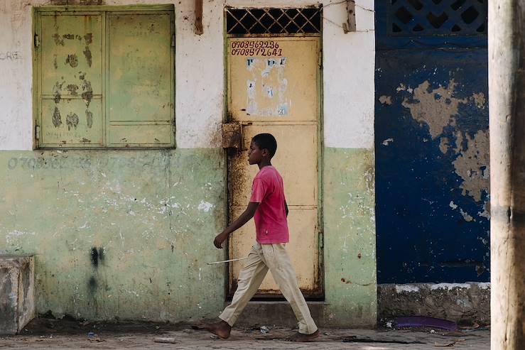 Young man walking in the street - Kenya © Droits reservés