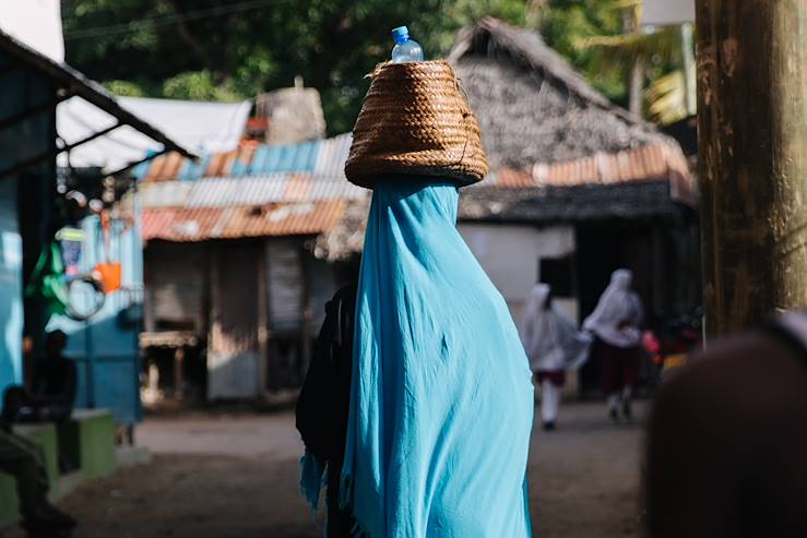 Kenyan lady carring water on head - Kenya © Droits reservés