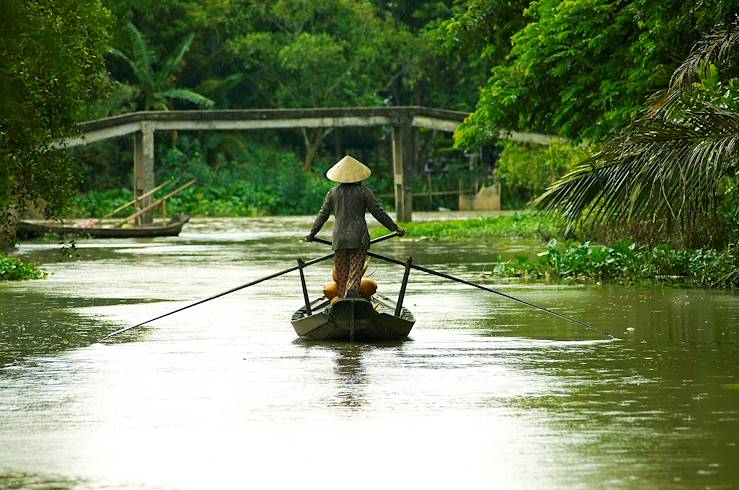 Man on a boat - Mekong Delta - Vietnam © Getty Images / iStockphoto