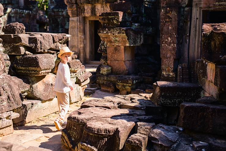 Young girl exploring ancient ruins - Cambodia © Droits reservés