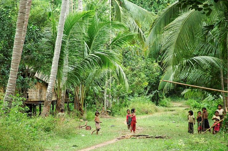 Kids playing in the jungle - Laos © Droits reservés