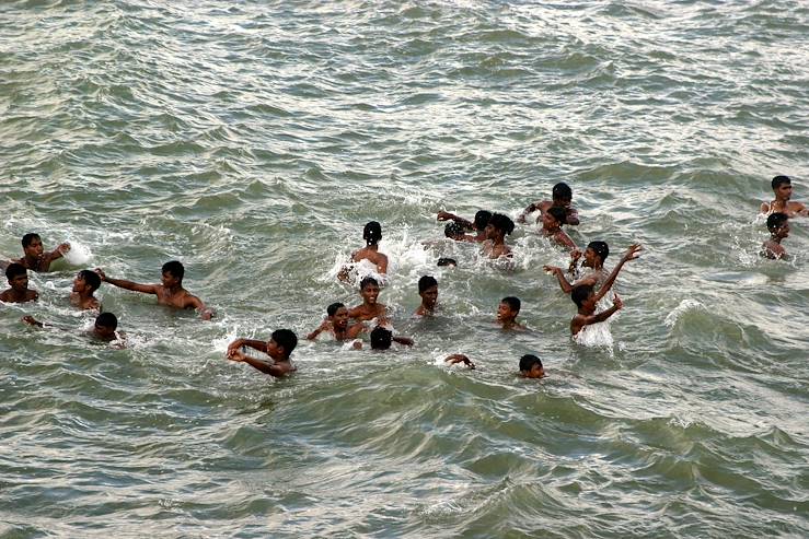 Men swimming in the sea - Sri Lanka © Droits reservés