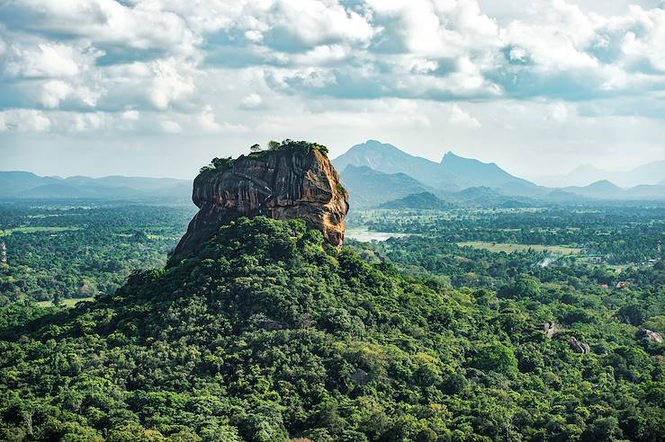 Forest and Mountain - Sri Lanka © Travel Wild/Getty Images/iStockphoto