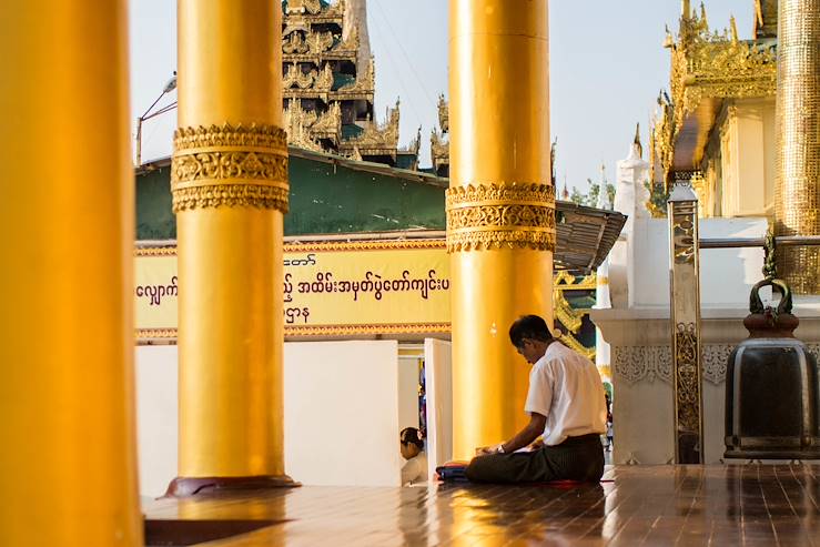 Man praying in Myanmar © Droits reservés