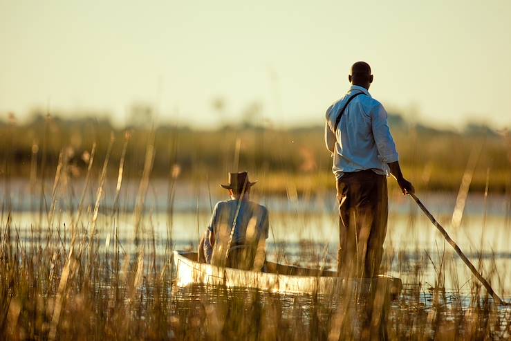 Men on a small boat - Okavango - Botswana © Grant Ryan/Fotolia