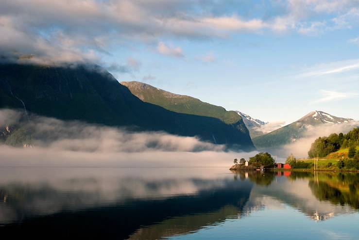 Fjord Romsdalsfjorden - Andalsnes - Norway © jstuij - stock.adobe.com