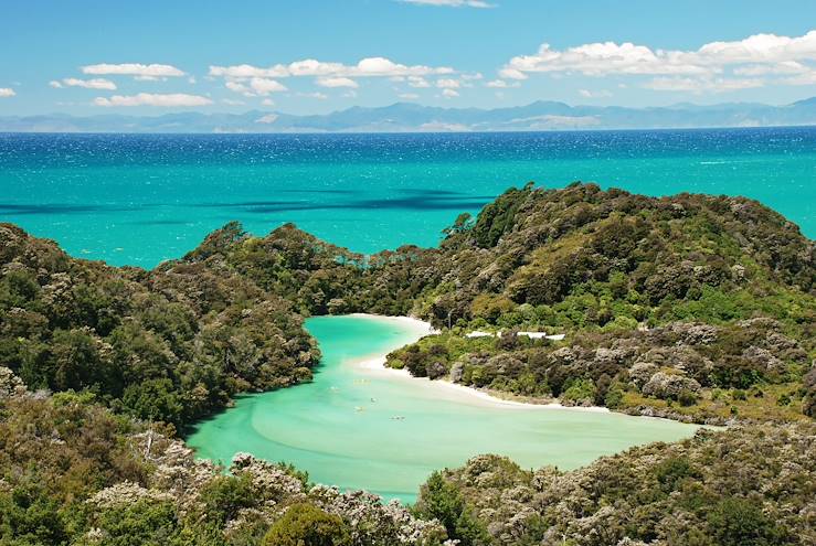 Lagoon and beach - New Zealand © Getty Images/iStockphoto