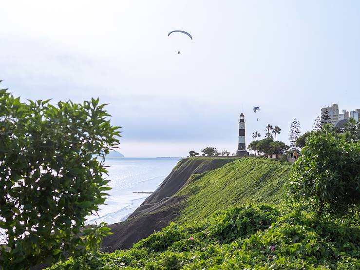 Parachutes flying over lighthouse - Peru © Droits reservés