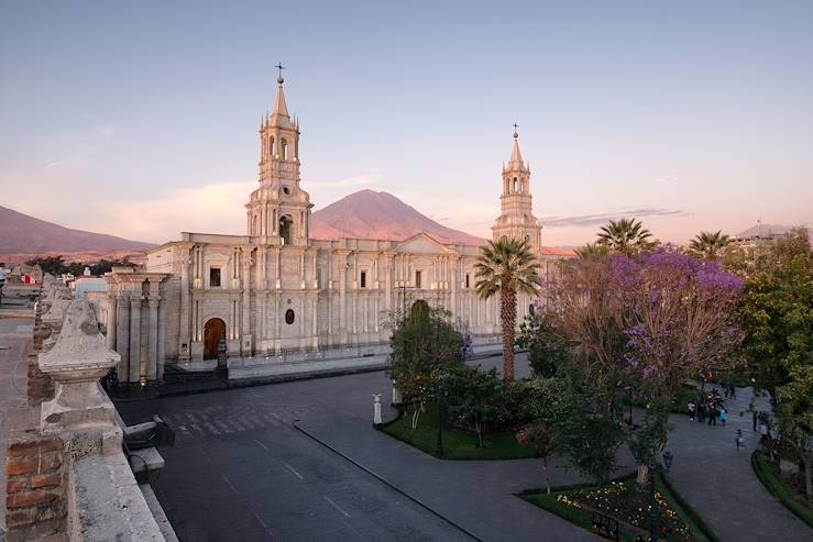 Plaza de Armas and Volcano El Misti - Arquipa - Peru © Droits reservés