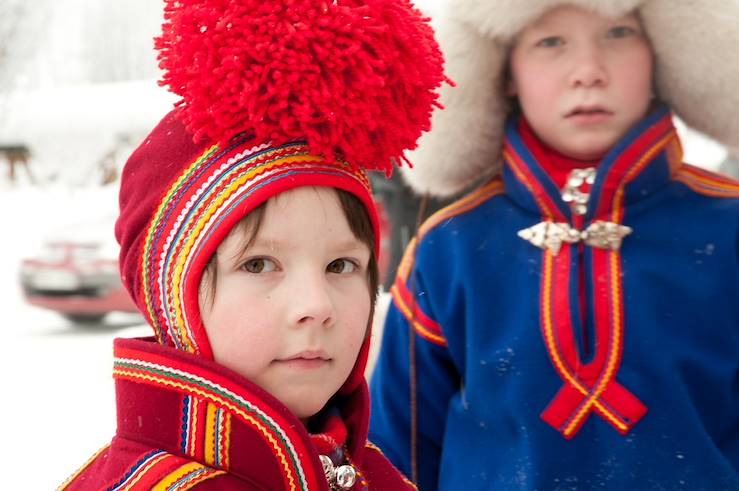 Kids wearing traditional clothing in Sweden © Droits reservés