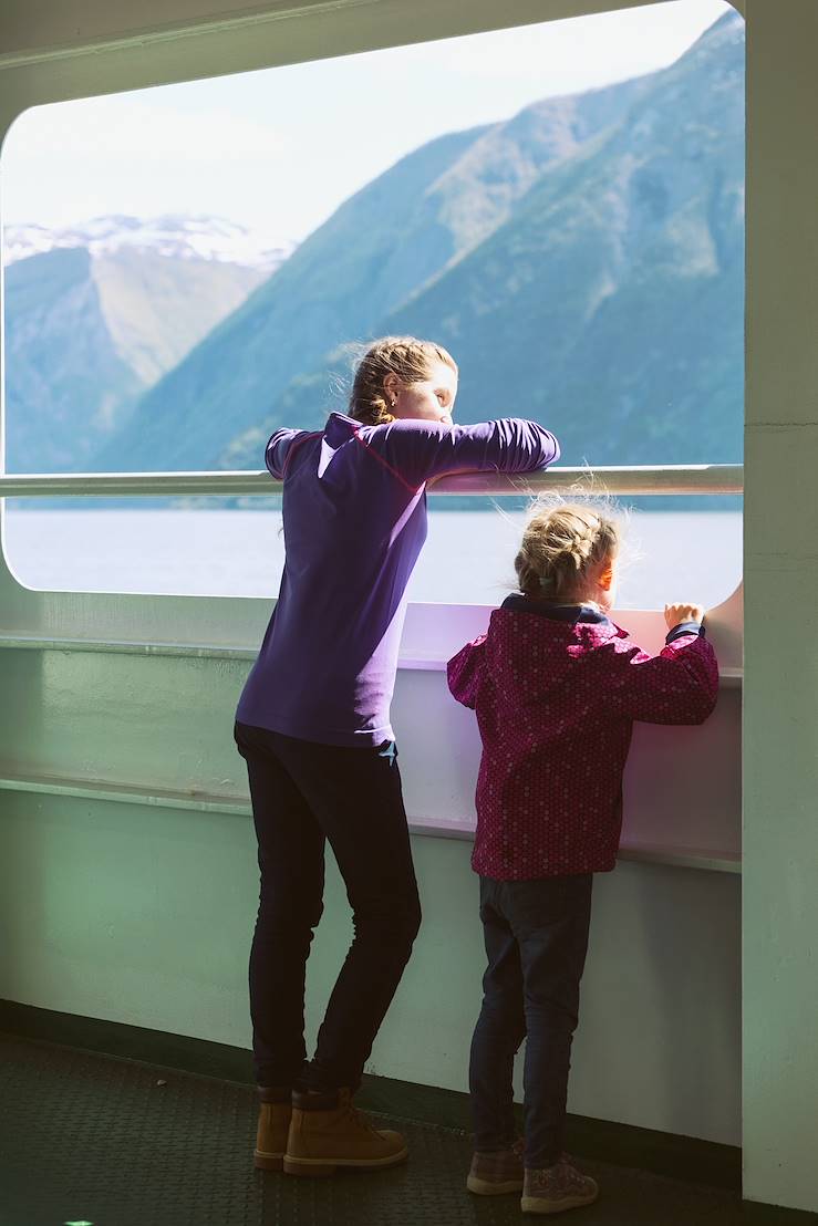 Kids on a ferry © Droits reservés