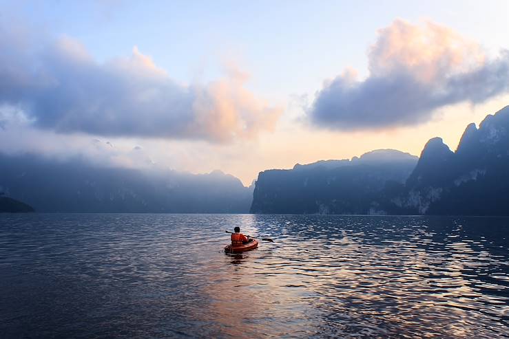 Chiew Larn Lake - Khao Sok National Park - Thailand © beerphotographer/Fotolia