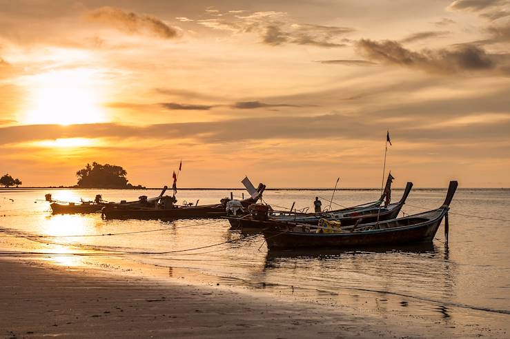 Sunset on the beach - Thailand © Droits reservés