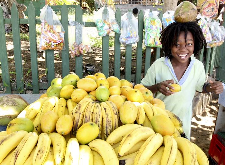 Fruits and kid - Saint Vincent et The Grenadines © OT Saint Vincent et les Grenadines