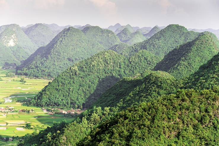 Hills - Vietnam © gnomeandi/Getty Images/iStockphoto