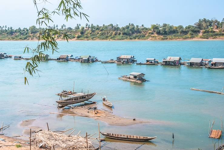 River and boats in Vietnam © simoscalise/stock.adobe.com